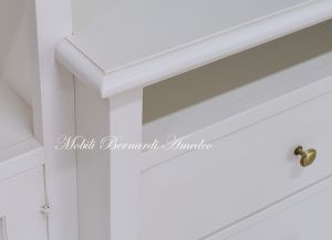 Mobile da soggiorno per Tv con libreria in legno massello stile classico e finitura laccata bianco anticato